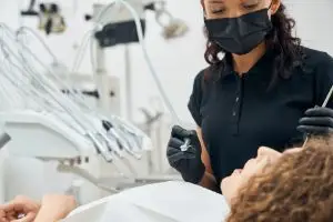 Стоматологические услуги включают в себя лечение заболеваний полости рта.
