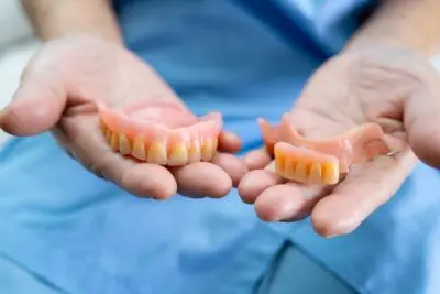 Съемные зубные протезы бывают акриловые, нейлоновые и с фиксацией на имплантатах.