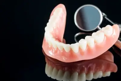 Адгезивные протезы чаще всего устанавливаются на передние зубы, поскольку для жевательных зубов эта конструкция недостаточно прочна.