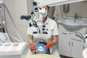 Микроскоп в стоматологии применяется для лечения кариеса, пломбирования и чистки каналов, лечения кисты, а также перелечивания зубов.

