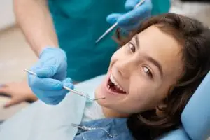 Фторсодержащий состав может наноситься на зубы специальным аппаратом, а не кисточкой.