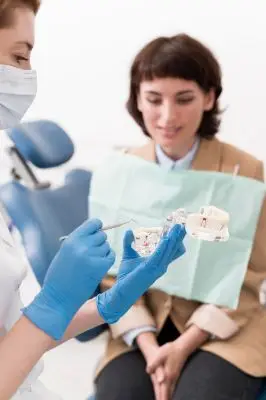 Керамические вкладки на передние зубы помогут восстановить целостность сильно разрушенных зубов. Внешне такие микропротезы не отличны от естественных тканей зубов.