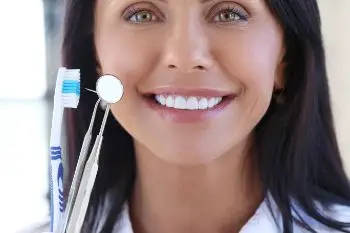 Чистка зубов при помощи зубной нити