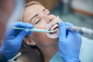 После снятия отложений на зубы наносится фторсодержащий компонент.
