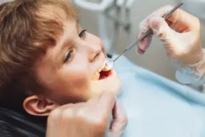 Дети очень любят сладкое, что неблагоприятно для тонкой эмали молочных зубов, поэтому детский кариес – явление частое и требует незамедлительного лечения.