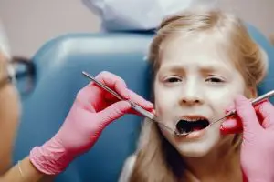 Удаление молочных зубов должно проводиться в стоматологии – чтобы не навредить ребенку.