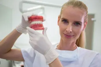 Сапфировые или керамические брекеты смотрятся на зубах больше как украшение, чем стоматологическое приспособление.