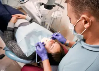 Страх перед посещением стоматолога вынуждает прибегать к кардинальным мерам – седации или даже общему наркозу.