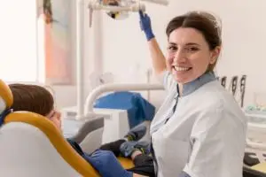 Лечение зубов у детей требует особого подхода и навыков общения с маленькими пациентами.