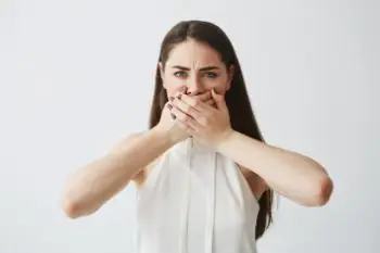 Запах изо рта может быть вызван разными причинами.