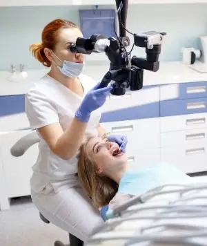 Посредством стоматологического микроскопа врач минимизирует все риски, связанные с пломбированием каналов.