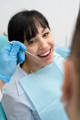 С точки зрения эстетики среди всех методов протезирования зубов выделяются безметалловые коронки и виниры E.max, которые внешне наиболее приближены к естественным зубам.
