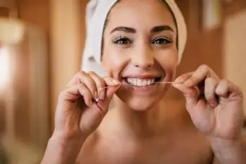 Когда лучше использовать зубную нить: до или после чистки зубов щеткой?