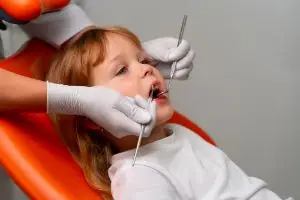 Такая недорогая процедура, как фторирование зубов, – отличный способ укрепить тонкую эмаль молочных зубов и сохранить зубы до естественной их смены на постоянные.